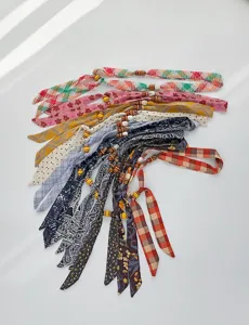 Detailansicht der Perlen-Seidenschal-Halskette im Vintage-Stil, verstellbares Accessoire.