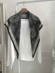 Vintage Paisleymuster Dreieckstuch, elegantes schwarz-weisses Seidentuch im Detail.