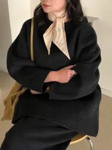 Gedetailleerd overzicht van de vintage linnen effen halsdoek gedragen door een model.