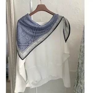 Damen elegante weiße Langarm-Stricktop mit blauem Paisley-Schal Kragen Design chic