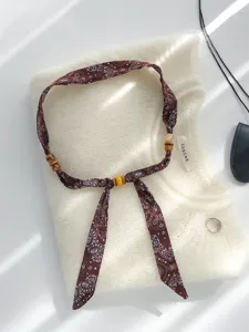 Nahaufnahme der Vintage braunen Paisley Schal Halskette mit Holzl Perlen Detail Anzeige.