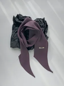Gedetailleerd uitzicht van de vintage effen linnen lange sjaal lint met fijne textuur.