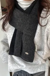 Dunkelgrauer schmaler Strickschal mit Metall-Logo, weiche Kaninchenhaar Mischung, Winter warm.