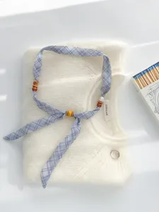 Vintages blaues Karo-Stoffhalsband mit Holzperlen, elegantes Pulloverketten-Accessoire.