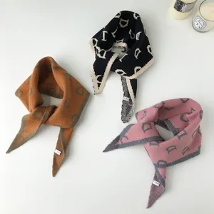 Koreanisches minimalistisches Strick-Dreiecktuch-Set, stilvoller warmer Winterschal für Damen.