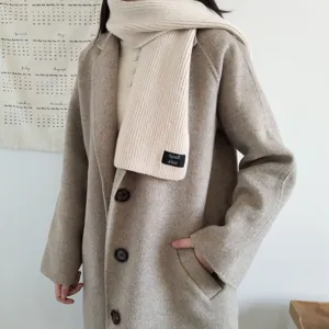 Détail d'écharpe en tricot confortable d'hiver, tour de cou élégant pour un look chic et chaud.