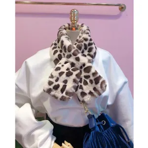 Fausse fourrure motif léopard hiver chaud écharpe cou doux peluche court élégant cache-col femmes