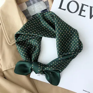 Groene zijden sjaal met paisley print, stijlvolle kleine vierkante halsdoek voor dames detail.