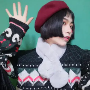Echarpe en peluche d'hiver elegante et pull en tricot avec un beau beret pour le froid.