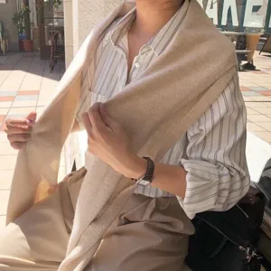 Écharpe en tricot confortable drapée avec beaucoup de style sur les épaules en chemise.
