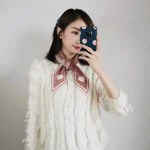 Rosa Damen Strickschal mit süßem weißen Herzmuster und elegantem spitzem Design.