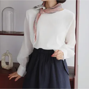 Detailansicht eines Damen Langarm-Tops mit stilvollem, plissierten Muster-Hals-Schal.