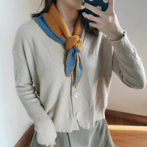 Elegante bufanda triangular de punto de doble cara en amarillo y azul, ideal para otoño e invierno.