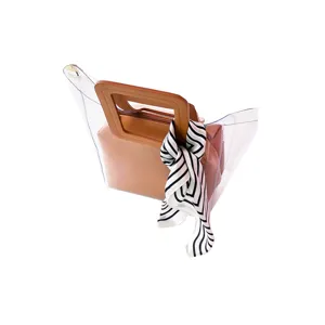 Transparente PVC Tote Tasche mit brauner Innentasche und schickem schwarz-weiß gestreiftem Tuch.