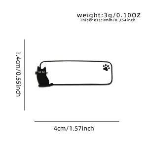 Broche insignia de gato negro de metal con burbuja de diálogo y detalles de tamaño.