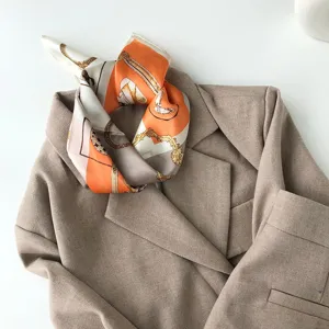 Elegante pañuelo cuadrado de seda de morera 53cm con estampado barroco clásico, bufanda chic.