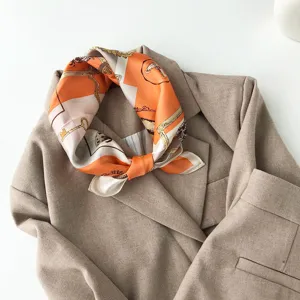 Panuelo cuadrado de seda de lujo con estampado ecuestre naranja clasico en blazer.