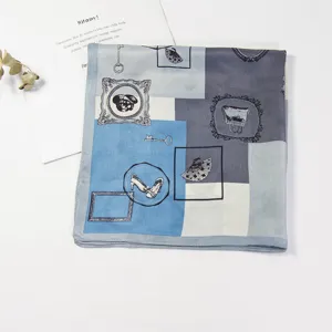 Pañuelo cuadrado de seda de morera 53cm azul neblina con elegante estampado vintage.