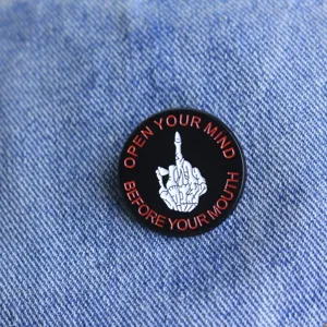 Καρφίτσα σμάλτου με χέρι σκελετού σήμα punk σύνθημα αξεσουάρ για ρούχα και τσάντες