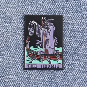 Detailopname van de tarot kluizenaar thema metalen geemailleerde broche met uniek design.