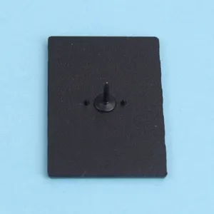 Gedetailleerd overzicht van de achterkant van een zwarte metalen tarotkaart broche.