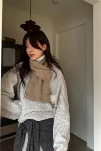 Weicher Kaninchenhaar-Mischstrickschal für Damen, warmer schmaler Winterschal mit Metall-Etikett.