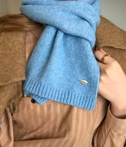 Einfarbig weicher Strickschal für Damen im Winter, warmer schmaler Schal mit metallenem Ovaletikett