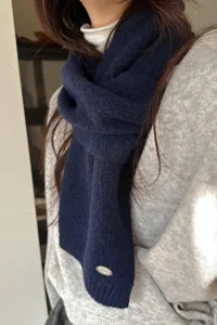 Einfarbiger, weicher Strickschal für Damen, gemütlicher Winter-Halswärmer im Detail.