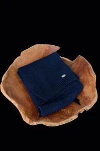 Dunkelblauer Strickschal für den Winter mit Metallplakette, weicher warmer Kuschelschal.