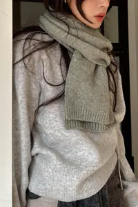 Gemütlicher einfarbiger Strickschal für Damen, weicher Winter warmer schmaler Stil, Accessoire.