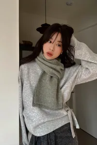 Gemütlicher Strickschal Winter Accessoire Detailansicht, weiche Textur warmer Halswärmer für Damen.