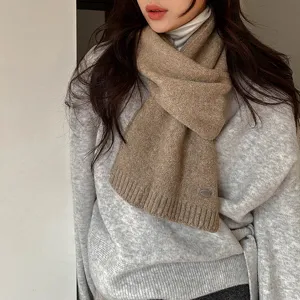 Gemütlicher Damen Winterschal aus Strick, einfarbiger warmer Schal mit elegantem Metalldetail.