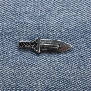 Retro zilveren dolk metaal broche speld close-up, ideale gotische punk accessoire.