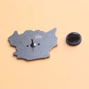 Metalen badge achterkant met speld en rubberen dop voor jasdecoratie gedetailleerde foto