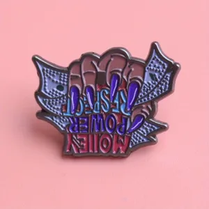 Close-up detail van trendy metalen emaille broche met handgebaar en engelse tekstontwerp.