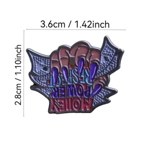 Trendy metalen emaille broche badge met gebaar ontwerp en stijlvolle print, 3.6x2.8cm.