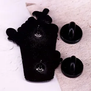 Detailansicht der niedlichen Geist Latte Metall Anstecknadel Rückseite mit Gummiklammern.