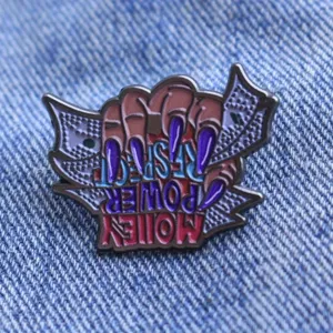 Modieuze emaillen broche met gebaar en Engelse tekst, perfect voor jassen en kleding.