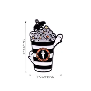 Nahaufnahme der Halloween Geister Kaffeetasse Emaille Nadel mit feiner Metallverarbeitung.