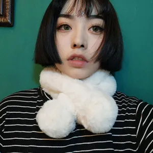 Vue detaillee d'une douce echarpe croisee en peluche blanche, tres confortable.