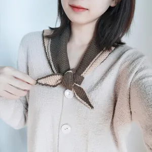 Primer plano detallado de la elegante bufanda de cuello de punto con textura suave.