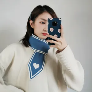 Schicker Strickschals für Damen mit Herzmuster und spitzer Form, ideal für die kalte Wintersaison.