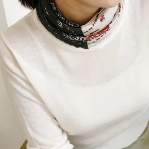 Nahaufnahme eines vielseitigen plissierten Paisley-Halstuchs für elegante Damen-Outfits.