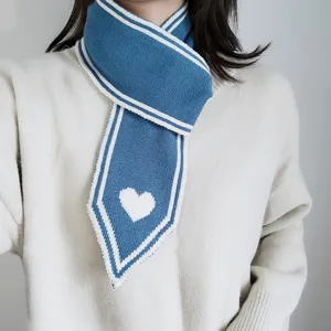 Blauer Strickschal für Damen mit weißen Streifen und einem schönen Herzmuster.