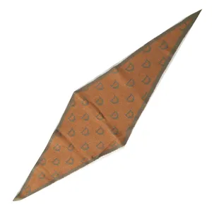 Braunes gestricktes Dreieckstuch mit D-Muster, elegantes Accessoire für Herbst und Winter.