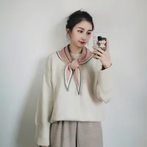 Conjunto de bufanda chal de punto para mujer y jersey beige, detalle de moda de invierno.