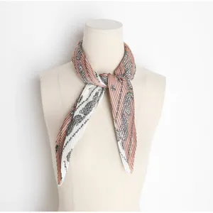 Detailansicht eines stilvollen plissierten Paisley-Schals, ideal für elegante Herbstmode.