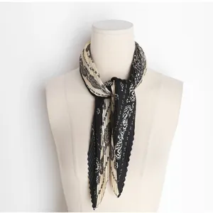 Detailansicht des schwarz-weißen Paisley Plissee Schals, elegantes Halstuch Accessoire.