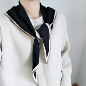 Bufanda de punto chal negro blanco rayas elegante fashion otoño invierno mujer detalle