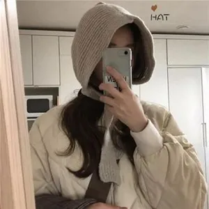 Gemütlicher Damen Strick Kapuzenschal, warmer Winter Halswärmer und modisches Umhang Cape.